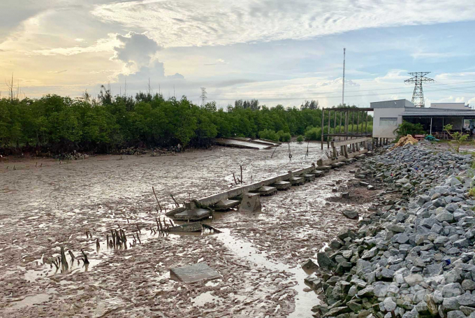 Sạt lở và sụt lún đất gây tổn thất cho nhiều công trình xây dựng khu vực bán đảo Cà Mau. Ảnh: HĐ.