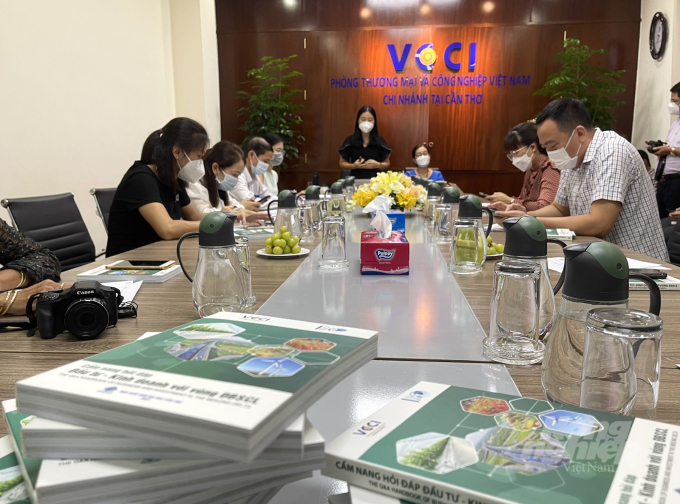 VCCI Cần Thơ công bố phát hành ấn phẩm Đầu tư-kinh doanh với vùng ĐBSCL. Ảnh: HĐ.