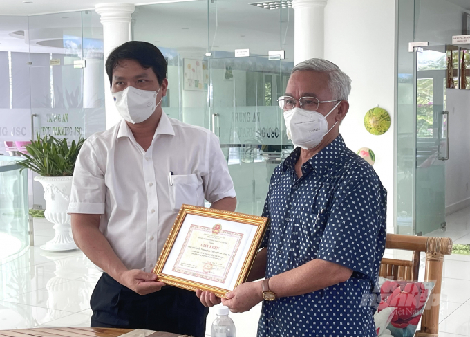 Giám đốc Sở Công thương TP Cần Thơ trao tặng giấy khen cho lãnh đạo Công ty CP Trung An. Ảnh: HP.