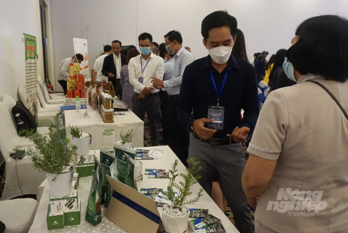 Anh Lâm Quốc Nhựt - Giám đốc Dự án HALOFAI giới thiệu sản phẩm tảo tươi chế biến. Ảnh: HĐ.