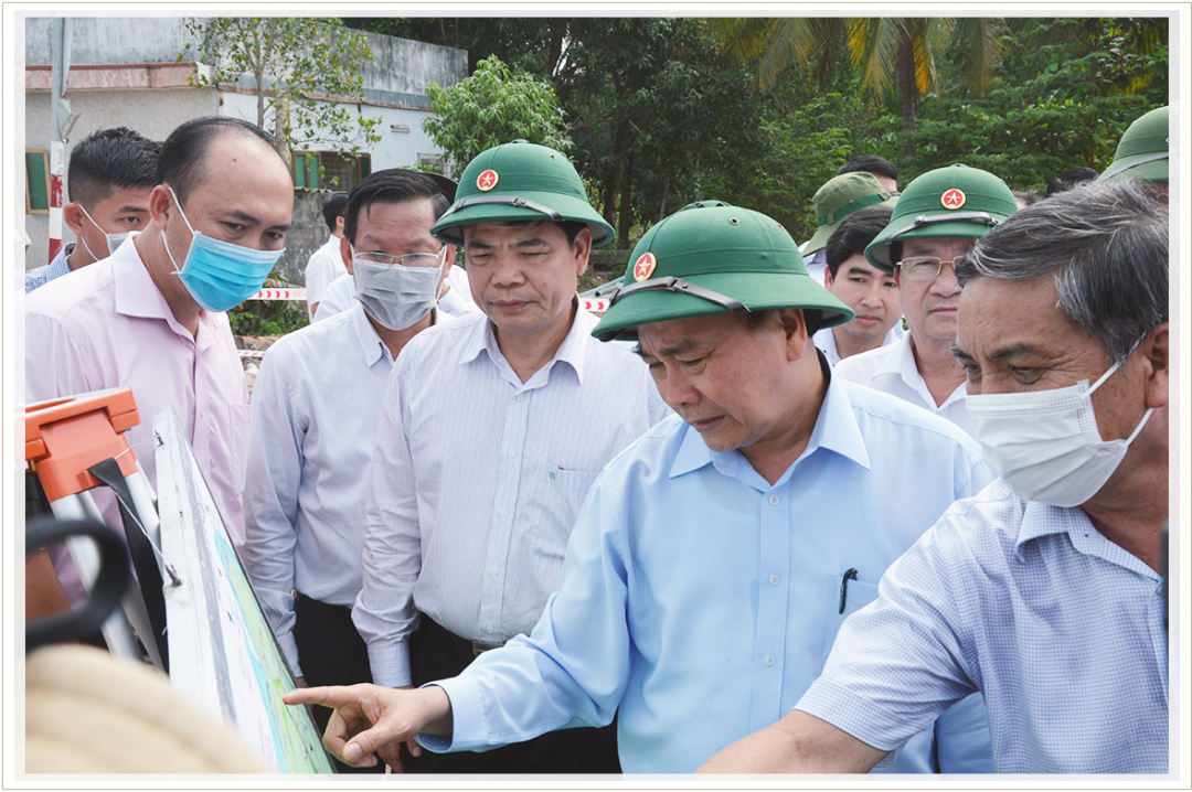 Thủ tướng Chính phủ Nguyễn Xuân Phúc cùng lãnh đạo các Bộ, ngành và UBND tỉnh Bến Tre kiểm tra công trình ngăn mặn, trữ ngọt tại đập Ba Lai (Bến Tre) ngày 8/3/2020.