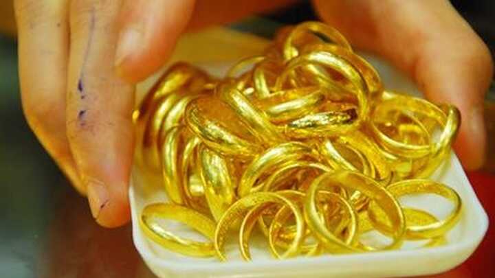Giá vàng nhẫn tròn trơn vụt tăng hơn nửa triệu đồng/lượng