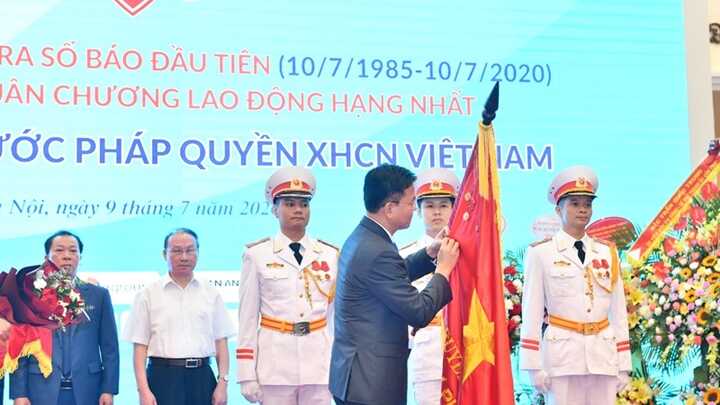 Báo Pháp luật Việt Nam nhận Huân chương Lao động hạng Nhất.