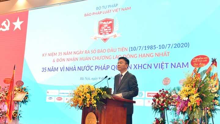 Bộ trưởng Bộ Tư pháp Lê Thành Long phát biểu trước buổi lễ.