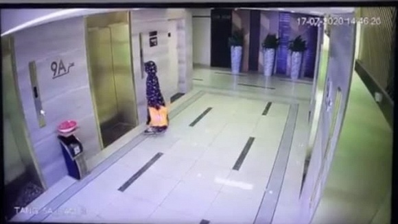 Qua video được trích xuất từ hệ thống an ninh, người giúp việc từ nhà của Dương Triệu Vũ bước ra với thái độ hớt hải và mang theo một túi xách khá to.