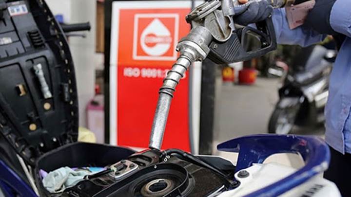 Giá xăng dầu hôm nay tiếp tục đi xuống do số ca nhiễm Covid-19 tăng mạnh