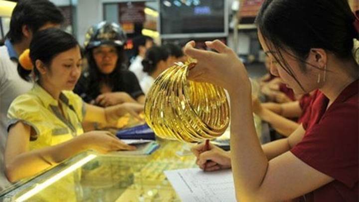 Giá vàng trong nước vượt qua giá vàng thế giới, lên mốc 62 triệu đồng/lượng.