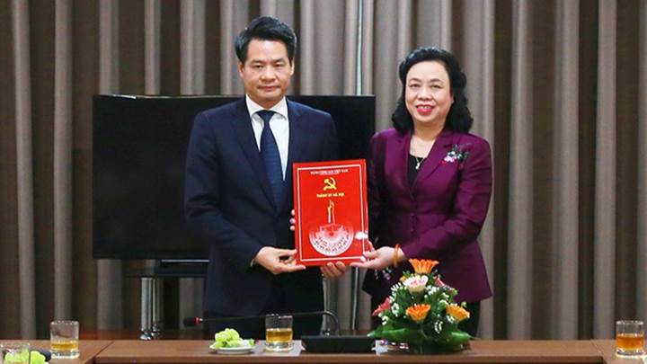 Ông Nguyễn Quang Đức nhận quyết định bổ nhiệm chức Trưởng Ban Nội chính thành ủy