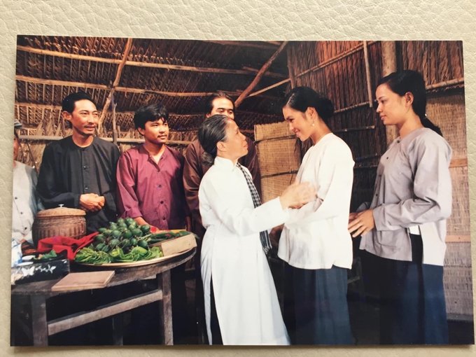 Ảnh hậu trường phim Đất phương nam, nghệ sĩ Ánh Hoa vào vai Tám Luông. Ảnh: NSƯT Phương Điền chia sẻ