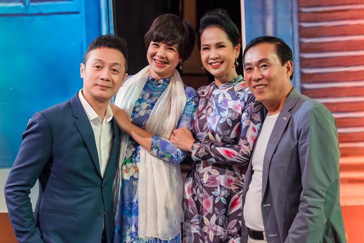 Vợ chồng nghệ sĩ Lan Hương hội ngộ Diễm Quỳnh và Anh Tuấn trong một chương trình Chào Xuân 2021.