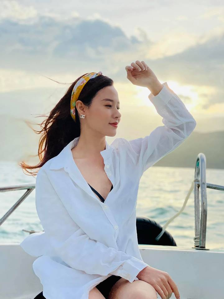'Màu hoàng hôn tuyệt đẹp trên biển Nha Trang ngày hôm ấy', Midu xinh xắn với áo sơ mi trắng tinh khôi.