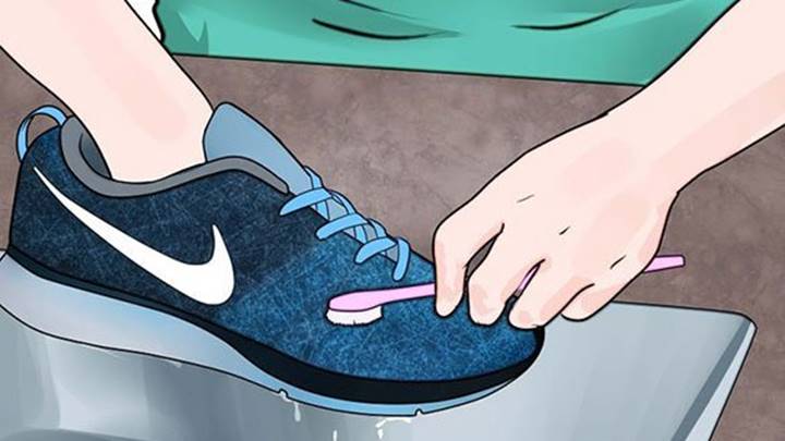 Dùng bàn chải cọ sạch lớp bụi bẩn có trên đôi giày vải của bạn