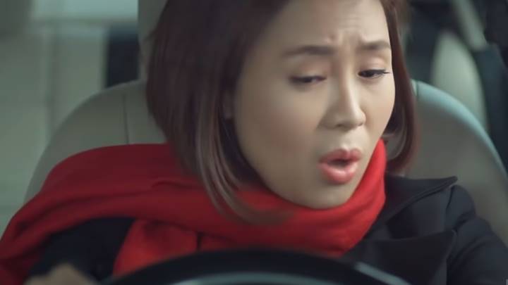 Thấy Kiên hôn Minh, Châu buồn rầu, leo lên xe với tâm trạng bất ổn. Ảnh: Chụp màn hình.
