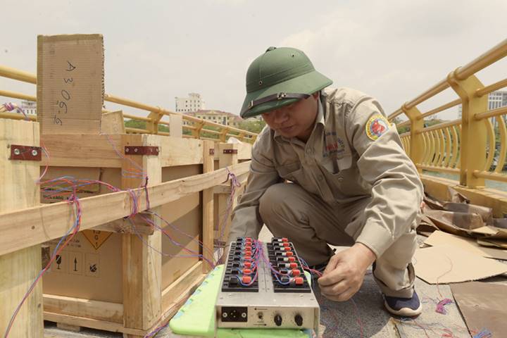 Ban tổ chức Giỗ Tổ Hùng Vương đang chuẩn bị các công tác cho bắn pháo hoa tại TP Việt Trì. Ảnh: Việt Phú