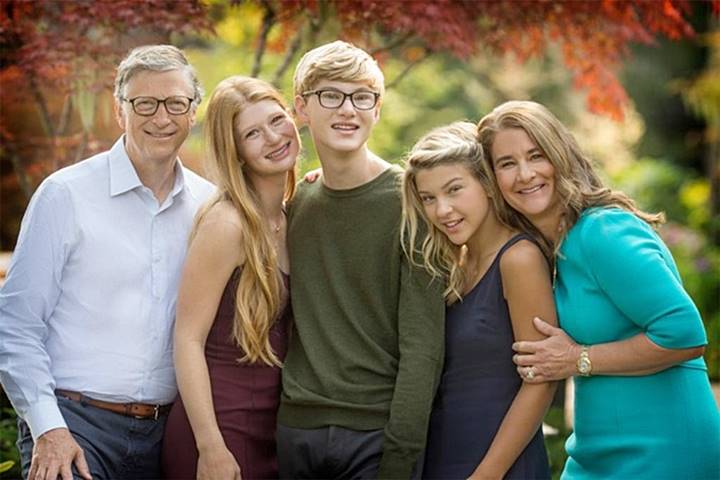 Vợ chồng Bill Gates cùng 3 người con trong Ngày của Cha năm 2018. Ảnh: Twitter/BillGates.