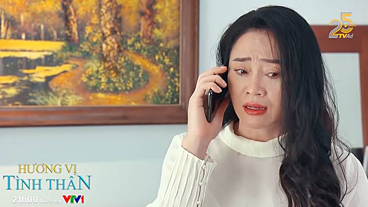 Bà Xuân gọi điện cho Long muốn anh đi tìm em trai. Ảnh chụp màn hình