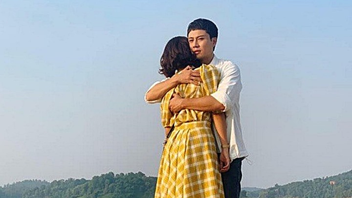 Cảnh Đăng - Nhi trong phim 11 tháng 5 ngày ôn chầm lấy nhau. Ảnh: Khả Ngân chia sẻ