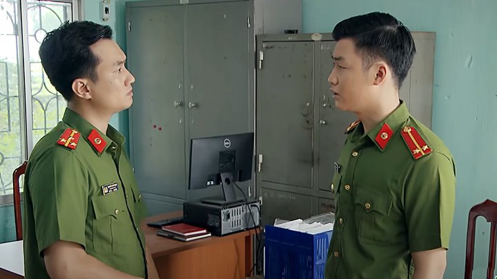 Hoàng báo cáo về bản khai của Mến cho Nam nghe. Ảnh chụp màn hình