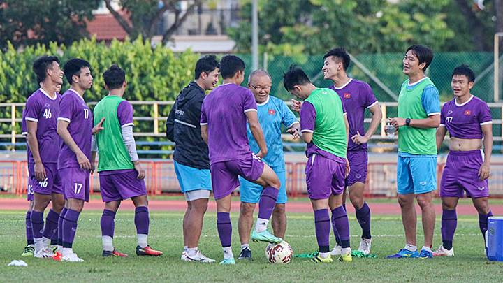 Tiến Linh, Thành Chung và Phan Văn Đức không cùng tập với đội tuyển mà phải tập luyện riêng với bác sĩ.