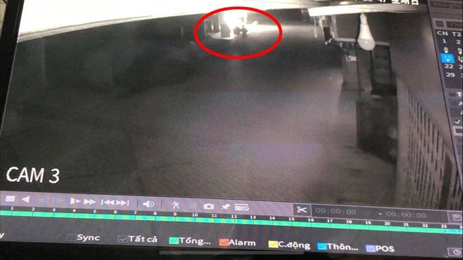 Camera an ninh ghi lại cảnh 2 đối tượng phóng hỏa. Ảnh: Cắt từ clip.