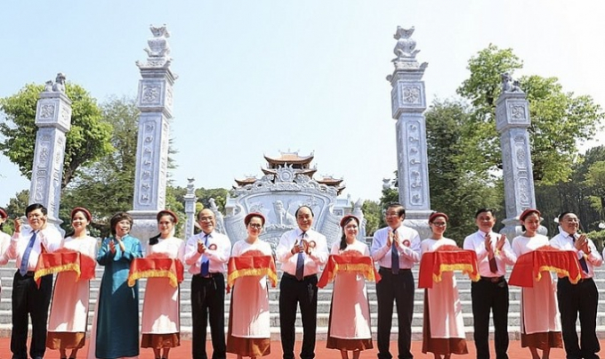 Thủ tướng Nguyễn Xuân Phúc cùng các đại biểu thực hiện nghi thức cắt băng khánh thành Đền Chung Sơn - Đền thờ Gia tiên Chủ tịch Hồ Chí Minh. Ảnh: VGP.