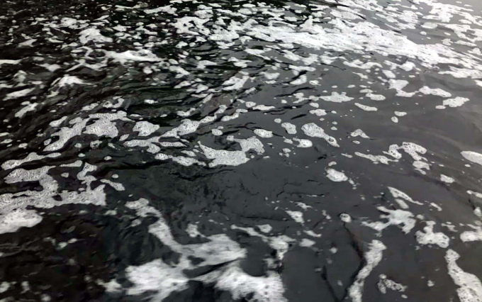 Thời điểm cá chết, không khí có mùi hôi thối nồng nặc, mặt sông sủi bọt trắng, nước màu đen khác thường. Ảnh: Lam Sơn.