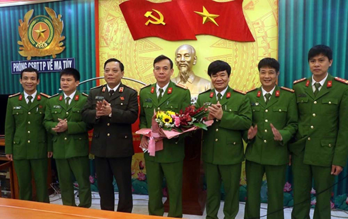 Thiếu tướng Nguyễn Hải Trung, Giám đốc công an tỉnh Thanh Hóa trao thưởng ban chuyên án. Ảnh: Công an Thanh Hóa.