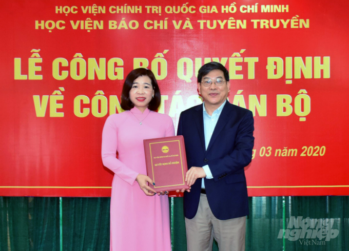 Lãnh đạo Học viện Chính trị Quốc gia Hồ Chí Minh trao Quyết định bổ nhiệm Phó Giám đốc Học viện Báo chí và Tuyên truyền cho PGS.TS Nguyễn Thị Trường Giang. Ảnh: Văn Hùng.