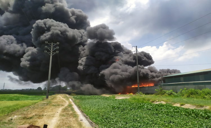Đám cháy bùng phát khoảng 11h30 phút, trưa nay tại 1 khu nhà xưởng trong Khu công nghiệp Tây Bắc Ga. Ảnh: HĐ.