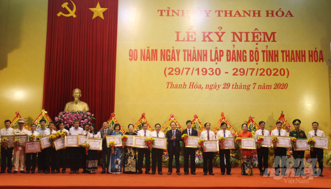 Dịp này, Ban thường vụ Tỉnh ủy Thanh Hóa trao Bằng khen cho các cá nhân, tập thể có thành tích xuất sắc giai đoạn 2015-2020. Ảnh: Võ Dũng.