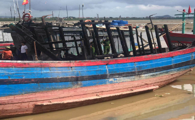 Tàu cá của ông Nguyễn Hữu Được tại xã Hoằng Trường, huyện Hoằng Hóa, tỉnh Thanh Hóa bị cháy, chỉ trơ lại phần vỏ. Ảnh: QD.