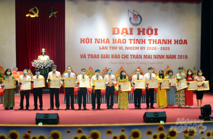 Dịp này, Chủ tịch UBND tỉnh Thanh Hóa trao Bằng khen cho 15 cá nhân có thành tích xuất sắc trong công tác hội giai đoạn 2015-2020. Ảnh: Võ Dũng.