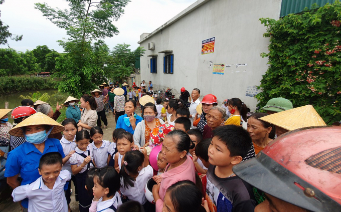 Hàng trăm phụ huynh tại xã Tế Nông và Trung Chính tập trung trước các trường học trên địa bàn để phản đối việc sáp nhập trường học. Ảnh: HH.