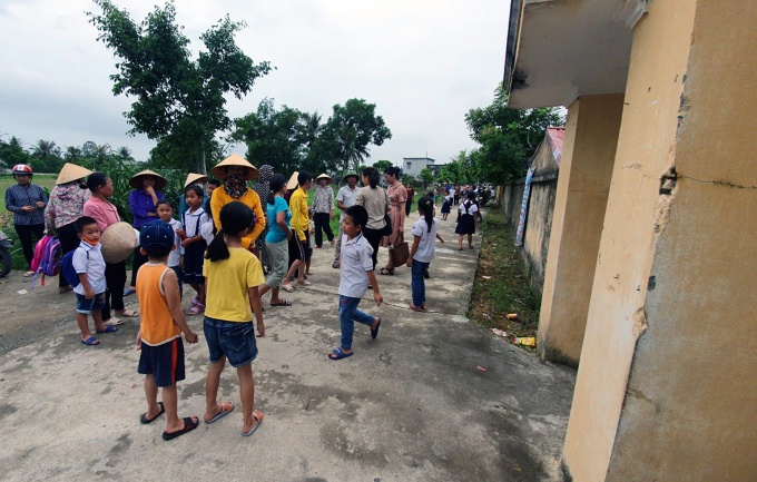 Hàng trăm học sinh tại 2 xã Trung Chính, Tế Nông của huyện Nông Cống bị phụ huynh ngăn cản, chỉ đứng phía bên ngoài trường, không được vào lớp. Ảnh: HH.
