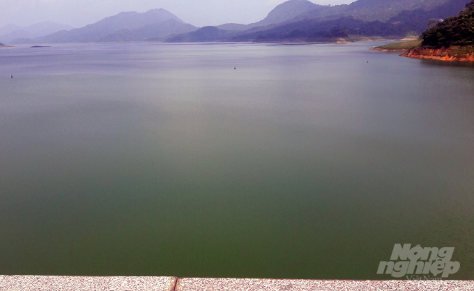 240/610 hồ thủy lợi tại tỉnh Thanh Hóa đã đầy nước, một số hồ chứa tại huyện Như Thanh đang có sự cố gây lo lắng cho người dân. Ảnh: Võ Dũng.