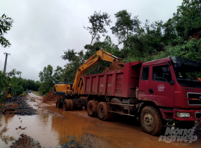 Công tác tìm kiếm các nạn nhân còn lại vẫn được triển khai tích cực. Ảnh: Công Điền.