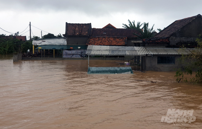 Nhiều ngôi nhà tại Quảng Bình bị ngập sâu trong biển nước. Ảnh: Tâm Phùng.