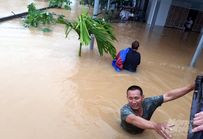 Người dân vùng lũ Quảng Bình đang trong tình cảnh rất khó khăn, giao thông bị chia cắt, lũ ngập hết công trình nhà cửa... Ảnh: Tâm Phùng.