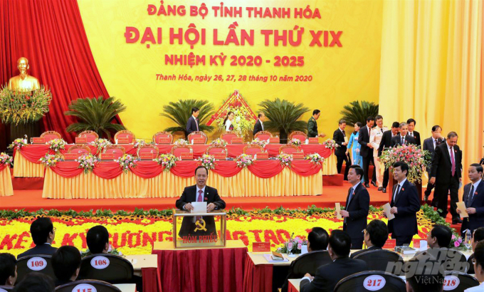 Các đại biểu tiến hành bỏ phiếu bầu Ban Chấp hành Đảng bộ tỉnh Thanh Hóa khóa XIX nhiệm kỳ 2020-2025. Ảnh: VD.