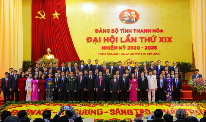 Bí thư Tỉnh ủy Đỗ Trọng Hưng và tập thể Ban Chấp hành Đảng bộ Thanh Hóa ra mắt Đại hội. Ảnh: VD.