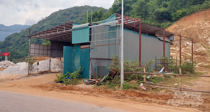 Một xưởng sản xuất vật liệu xây dựng của Công ty Đông Thuận Phát xây dựng trên đất lâm nghiệp đã đi vào hoạt động nhưng chưa chuyển đổi mục đích sử dụng đất. Ảnh: Võ Dũng.