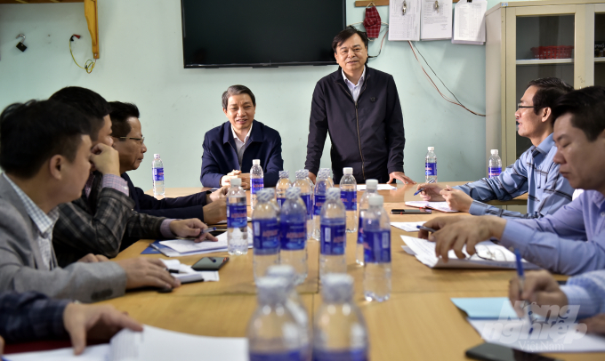 Thứ trưởng Nguyễn Hoàng Hiệp giao khắc phục sự cố trong 3 ngày để đảm bảo nước sản xuất vụ xuân...  Ảnh: Võ Dũng.
