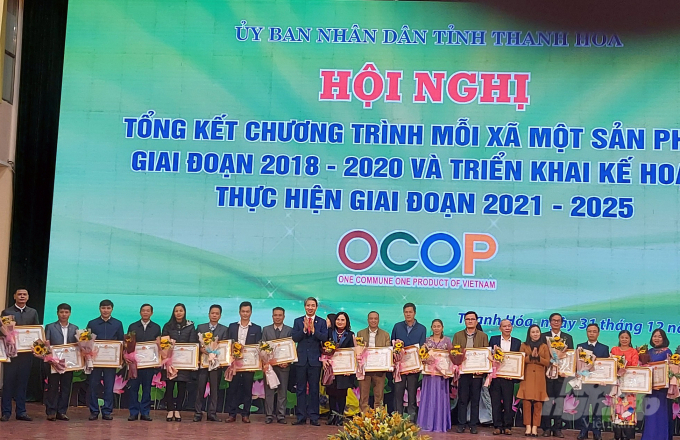 Ông Lê Đức Giang, Phó Chủ tịch UBND tỉnh Thanh Hóa trao Bằng khen của Chủ tịch UBND tỉnh cho 10 tập thể, 22 cá nhân có thành tích tiêu biểu trong thực hiện Chương trình Mỗi xã một sản phẩm tỉnh Thanh Hóa giai đoạn 2018 -2020. Ảnh: Võ Dũng.