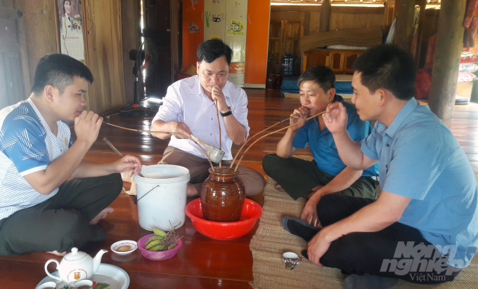 Uống rượu cần ngày tết trở thành một nét văn hóa đặc sắc của đồng bào Thái xứ Thanh nhưng đang dần mai một. Ảnh: Võ Dũng.