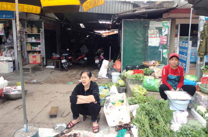 Chợ Nghĩa Quang sáng mùng 4 Tết vẫn không có ai mở cổng. Ảnh: Hồ Quang.