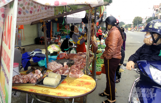 Thịt bò bắp 300 ngìn đồng/kg, nhưng lâu lâu mới có một khách mua. Ảnh: Hồ Quang.
