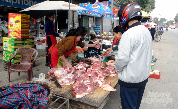 Thịt lợn giá vẫn bình ổn 180 – 200 ngìn đồng/kg. Ảnh: Hồ Quang.