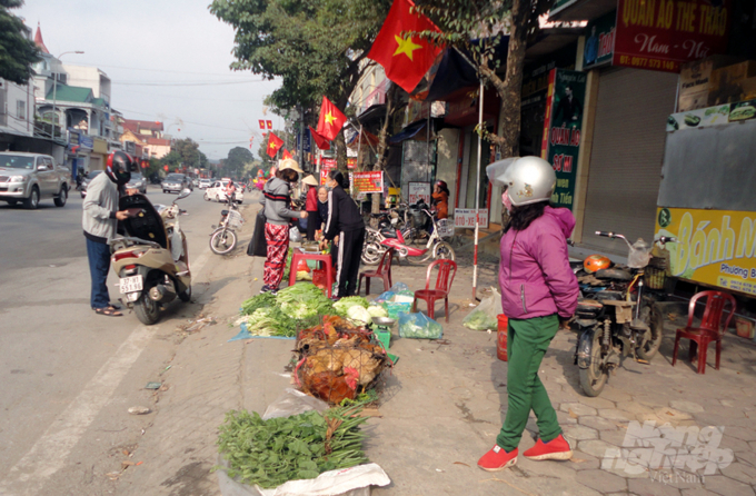 Gà thịt ở chợ Châu Quang, Qùy Hợp 70 ngìn đồng/kg, nhưng chẳng thấy ai mua. Ảnh: Hồ Quang.