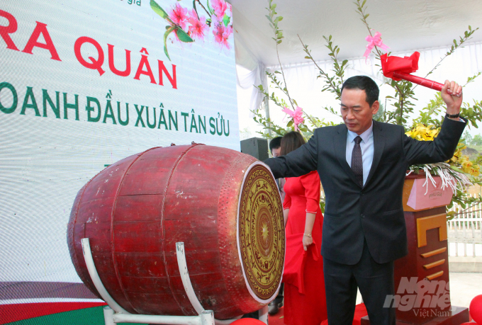 Phó Bí thư Tỉnh ủy Thanh Hóa Trịnh Tuấn Sinh đánh trống phát động tại lễ ra quân sản xuất đầu năm của ngành nông nghiệp Thanh Hóa. Ảnh: TT.