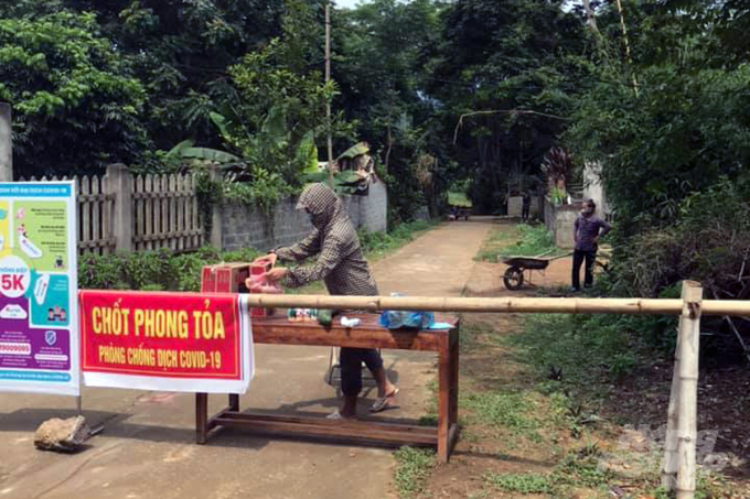 Ngay sau khi phát hiện ca nhiễm covid-19, UBND huyện Ngọc Lặc đã lập chốt phong tỏa tại cụm dân cư làng Hón. Ảnh: VD.